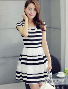 Váy liền YT206 : Váy chiffon sọc kẻ xòe, cổ đính dây hạt